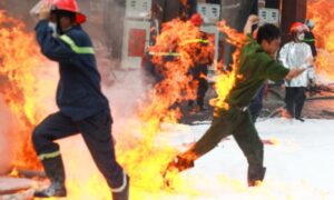 nằm mơ thấy người bị cháy đánh con gì